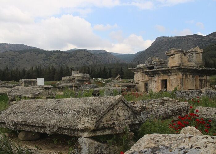 1100px-Hierapolis_Necropolis