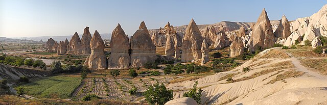 640px-Cappadocia_Chimneys_Wikimedia_Commons