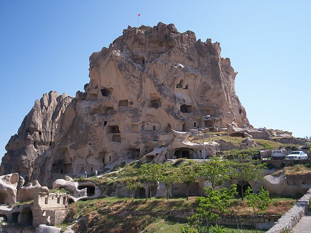 640px-Uchisar_Castle,_Nevsehir